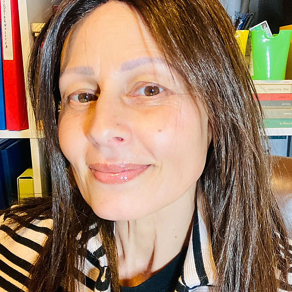 Barbara Deplano, psicologa, sorridente nel suo studio