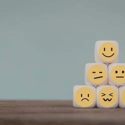 Dadi con espressioni del viso, dal triste al sorridente